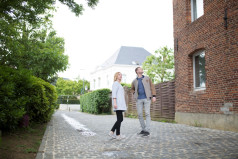 Un couple se balade dans une ville en Belgique